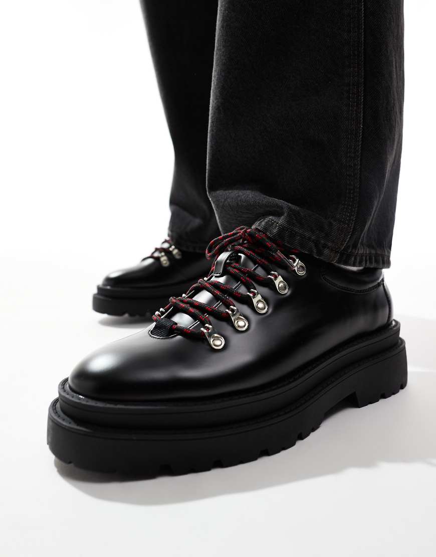 ASOS DESIGN - Wanderschuhe in Schwarz mit dicker Sohle und kontrastierenden Schnürsenkeln von ASOS DESIGN