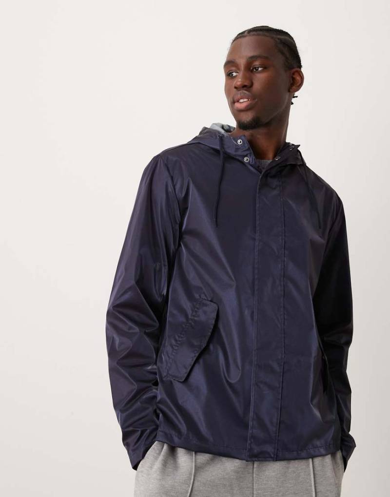 ASOS DESIGN - Wasserabweisende, gummierte Regenjacke in Metallic-Blau von ASOS DESIGN