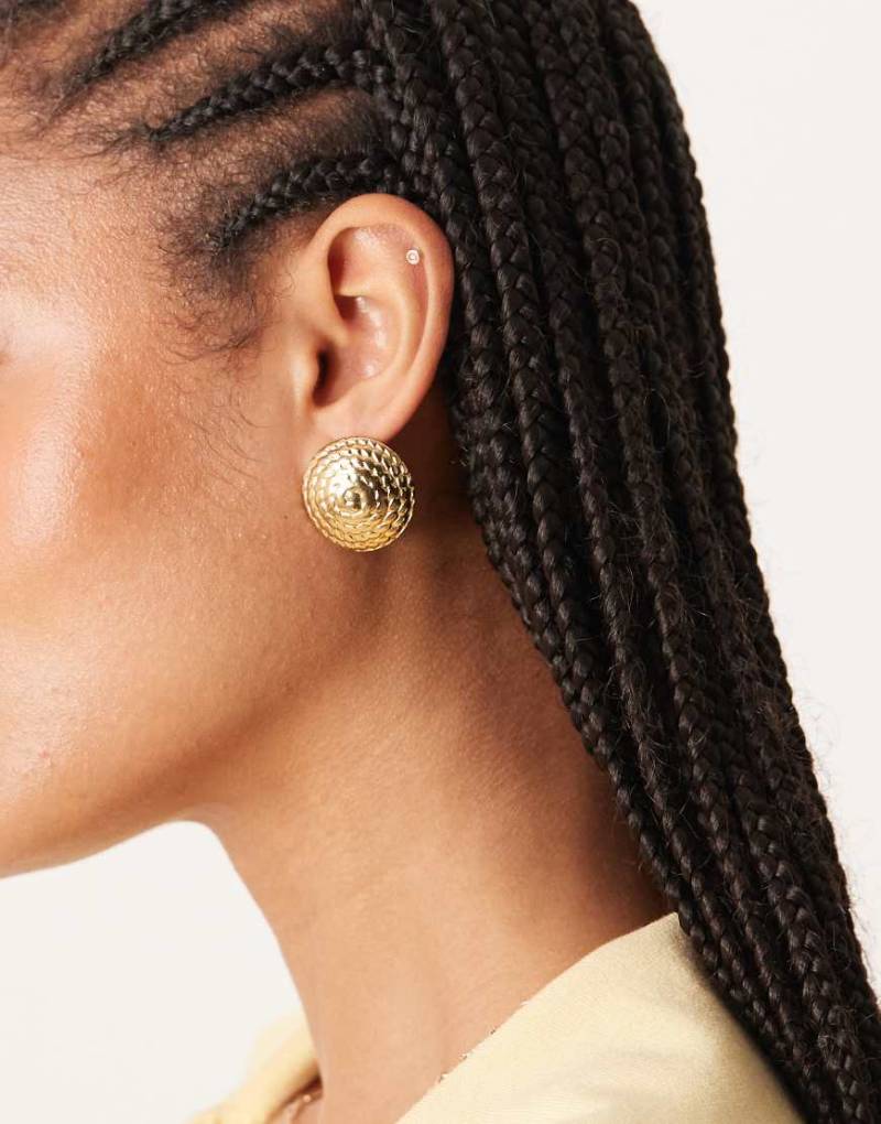 ASOS DESIGN - Wasserfeste, runde Ohrstecker in Gold-Optik aus Edelstahl mit strukturiertem Finish-Goldfarben von ASOS DESIGN