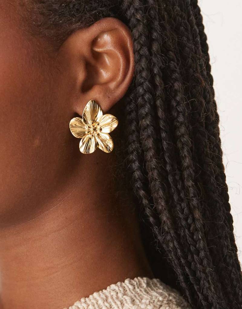 ASOS DESIGN - Wasserfeste Blumen-Ohrstecker aus Edelstahl in Goldoptik-Goldfarben von ASOS DESIGN