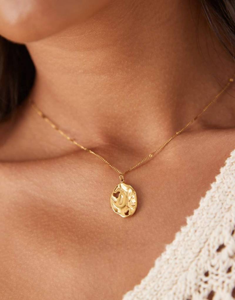 ASOS DESIGN - Wasserfeste Halskette aus Edelstahl in Goldoptik mit Stab- und Kugeldesign und flachem Anhänger in geschmolzener Optik-Goldfarben von ASOS DESIGN