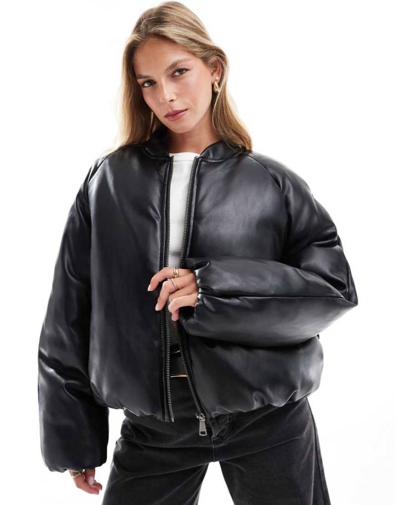 ASOS DESIGN - Wattierte Bomberjacke in Lederoptik in Schwarz mit Ballonsaum von ASOS DESIGN