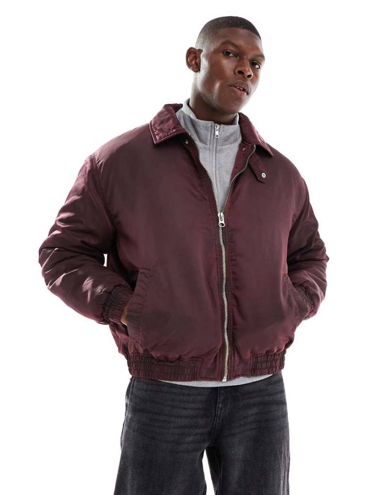 ASOS DESIGN - Wattierte Bomberjacke in verwaschenem Burgunderrot von ASOS DESIGN
