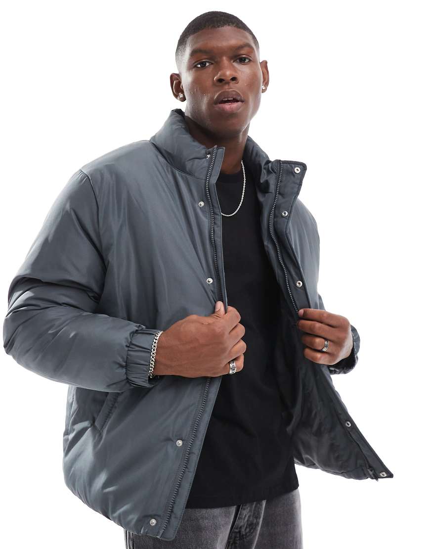 ASOS DESIGN - Wattierte Jacke in Grau ASOS DESIGN - Wattierte Jacke in Grau von ASOS DESIGN