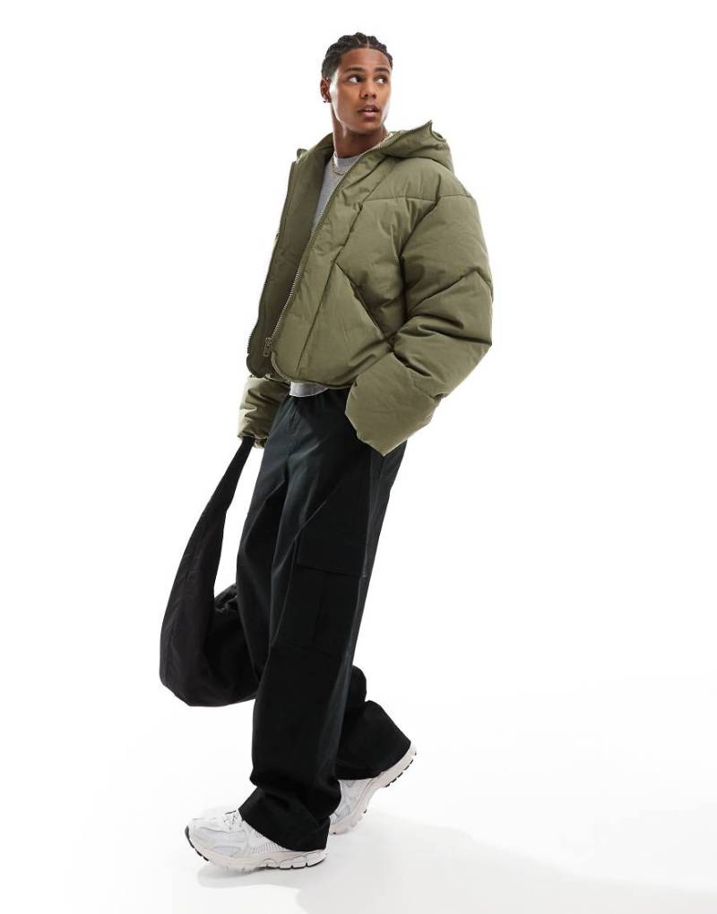 ASOS DESIGN - Wattierte Oversize-Jacke in Khaki-Grün von ASOS DESIGN