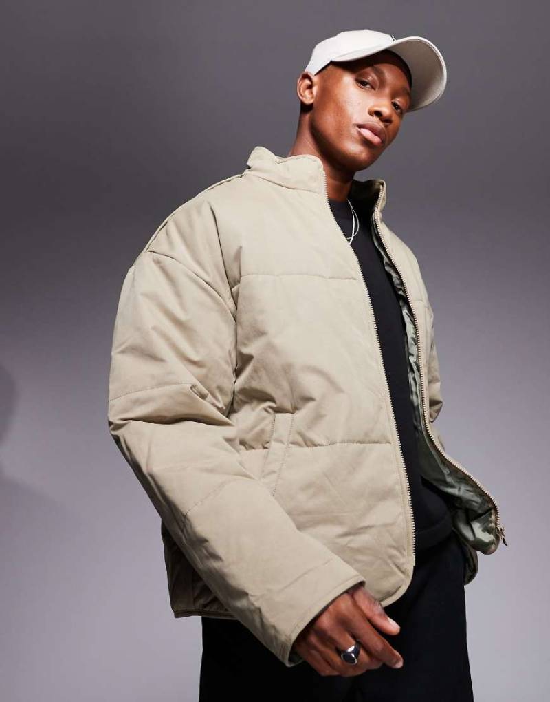 ASOS DESIGN - Wattierte Oversize-Jacke in Stein-Neutral von ASOS DESIGN