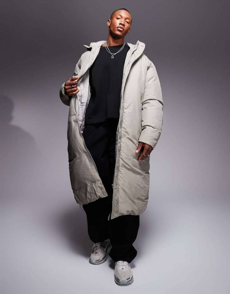 ASOS DESIGN - Wattierte Oversize-Jacke in Stein mit Kapuze und Kordelzug-Neutral von ASOS DESIGN
