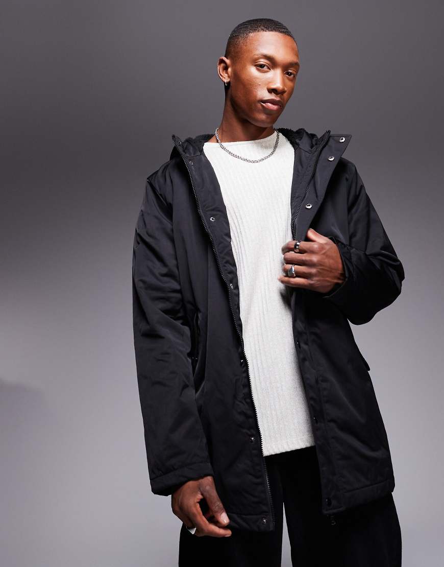 ASOS DESIGN - Wattierter Parka in Schwarz mit Teddyfell-Futter ASOS DESIGN - Wattierter Parka in Schwarz mit Teddyfell-Futter von ASOS DESIGN