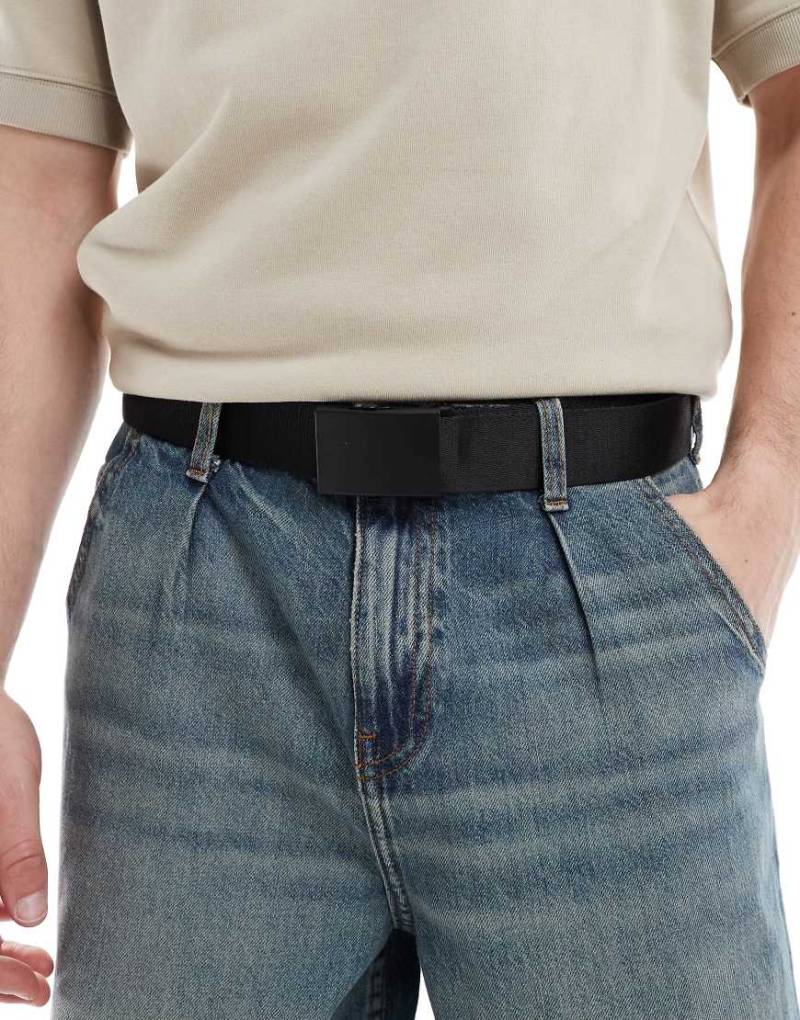 ASOS DESIGN - Webgürtel in Schwarz mit mattschwarzer Schnalle von ASOS DESIGN