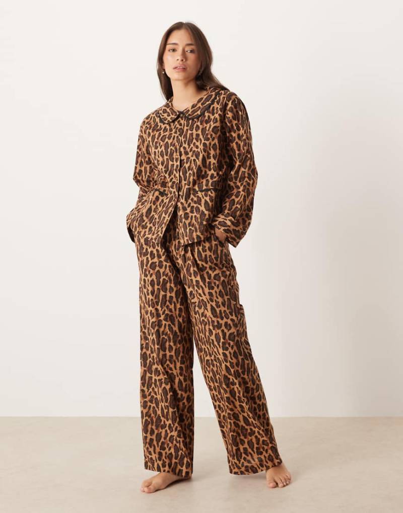 ASOS DESIGN - Webstoff-Pyjama aus Hemd mit Muschelsaum und Hose, mit Leopardenmuster-Brown ASOS DESIGN - Webstoff-Pyjama aus Hemd mit Muschelsaum und Hose, mit Leopardenmuster-Brown von ASOS DESIGN