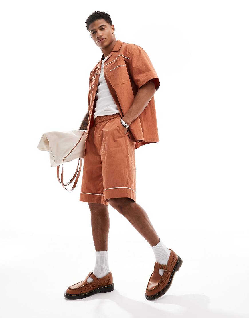 ASOS DESIGN - Webstoff-Shorts in Braun mit Paspelierung, Kombiteil ASOS DESIGN - Webstoff-Shorts in Braun mit Paspelierung, Kombiteil von ASOS DESIGN