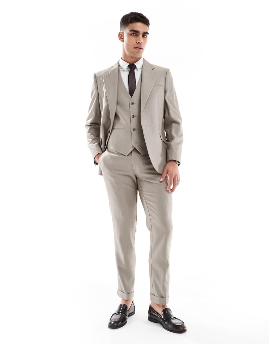 ASOS DESIGN Wedding - Slim Fit Anzughose in Braun aus Wollmix mit Fischgrätmuster ASOS DESIGN Wedding - Slim Fit Anzughose in Braun aus Wollmix mit Fischgrätmuster von ASOS DESIGN