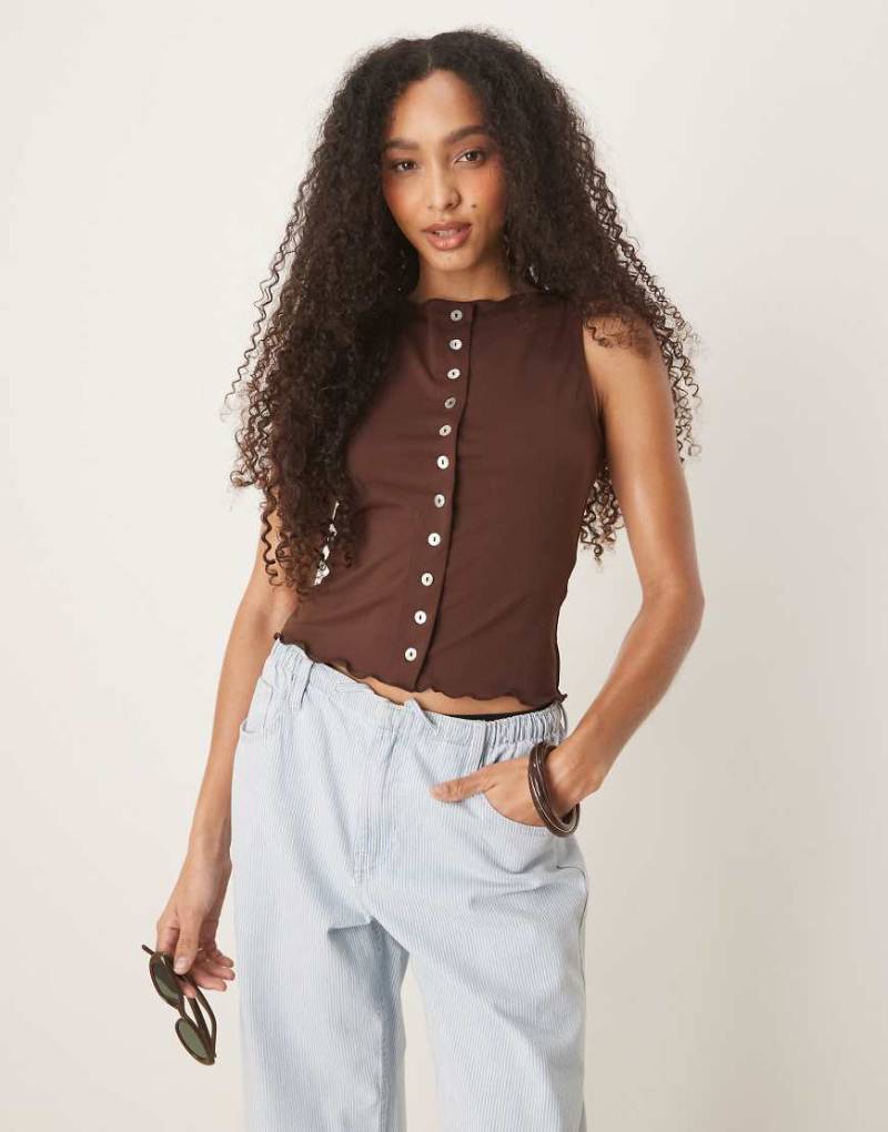ASOS DESIGN - Weiche, ärmellose Strickjacke in Schokobraun mit Baumwoll-Haptik von ASOS DESIGN
