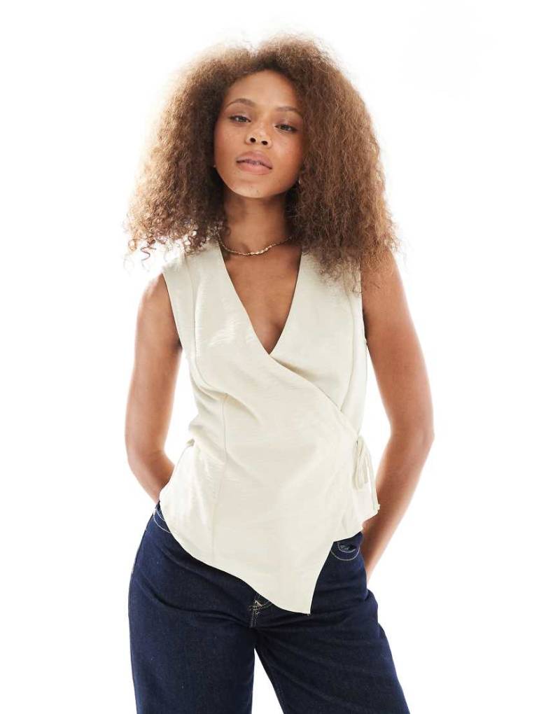 ASOS DESIGN - Weiche, ärmellose Wickelbluse in Buttermilchgelb von ASOS DESIGN