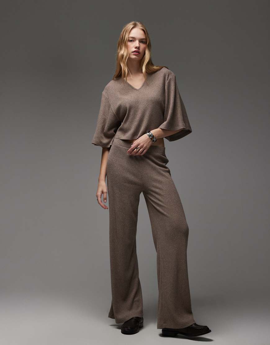 ASOS DESIGN - Superweiches, angerautes, geripptes Set in Mokka mit weitem Bein-Brown ASOS DESIGN - Superweiches, angerautes, geripptes Set in Mokka mit weitem Bein-Brown von ASOS DESIGN
