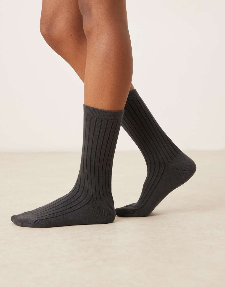 ASOS DESIGN - Weiche, gerippte Socken in Anthrazit-Marineblau ASOS DESIGN - Weiche, gerippte Socken in Anthrazit-Marineblau von ASOS DESIGN