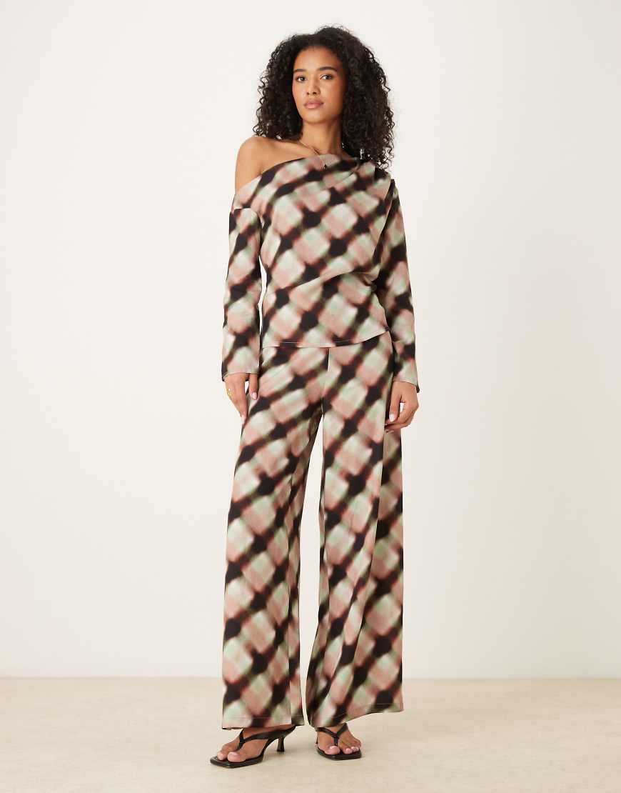 ASOS DESIGN - Weiche, verschwommen karierte Hose mit schlichter Front und weitem Bein, Kombiteil-Bunt von ASOS DESIGN