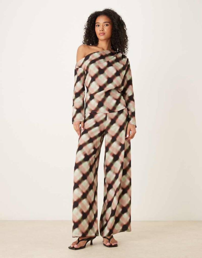 ASOS DESIGN - Weiche, verschwommen karierte Hose mit schlichter Front und weitem Bein, Kombiteil-Bunt von ASOS DESIGN