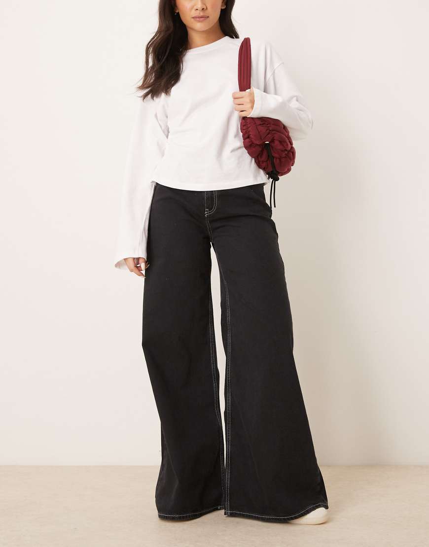 ASOS DESIGN - Weiche, weite Jeans in schwarzer Waschung mit Kontrastnaht von ASOS DESIGN