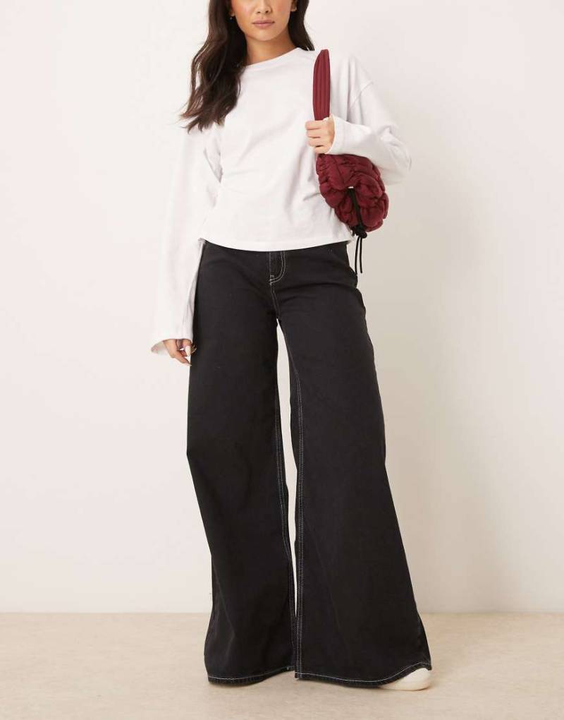 ASOS DESIGN - Weiche, weite Jeans in schwarzer Waschung mit Kontrastnaht von ASOS DESIGN