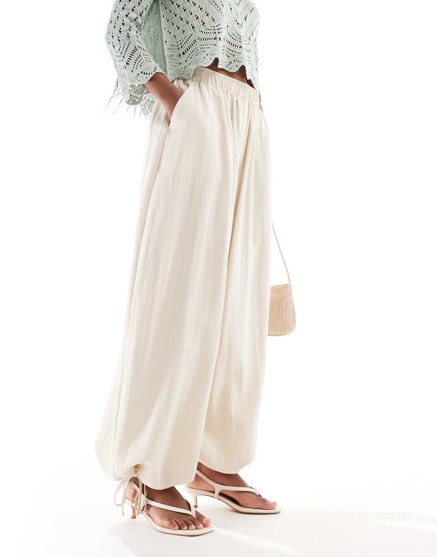 ASOS DESIGN - Weiche Billow-Hose in Buttermilchgelb mit Oversize-Passform, Strukturmuster und Bindesaum-Weiß ASOS DESIGN - Weiche Billow-Hose in Buttermilchgelb mit Oversize-Passform, Strukturmuster und Bindesaum-Weiß von ASOS DESIGN