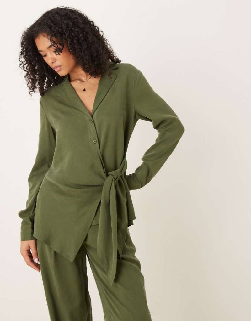 ASOS DESIGN - Weiche Hemdbluse in Beige mit drapierter Vorderseite und Bindedetail, Kombiteil-Grün von ASOS DESIGN
