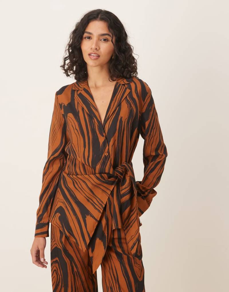 ASOS DESIGN - Weiche Hemdbluse mit drapierter Vorderseite, Bindedetail und abstraktem Muster, Kombiteil-Bunt von ASOS DESIGN