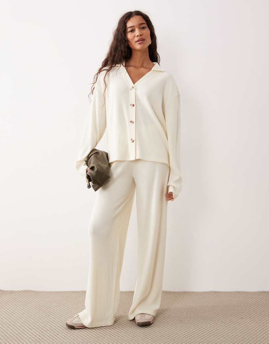 ASOS DESIGN - Superweiche, angeraute, gerippte Hose in Winterweiß mit weitem Bein, Kombiteil-Grau von ASOS DESIGN