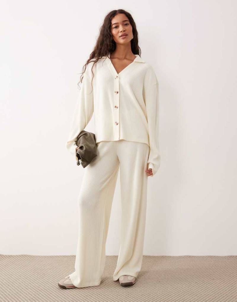 ASOS DESIGN - Superweiche, angeraute, gerippte Hose in Winterweiß mit weitem Bein, Kombiteil-Grau von ASOS DESIGN