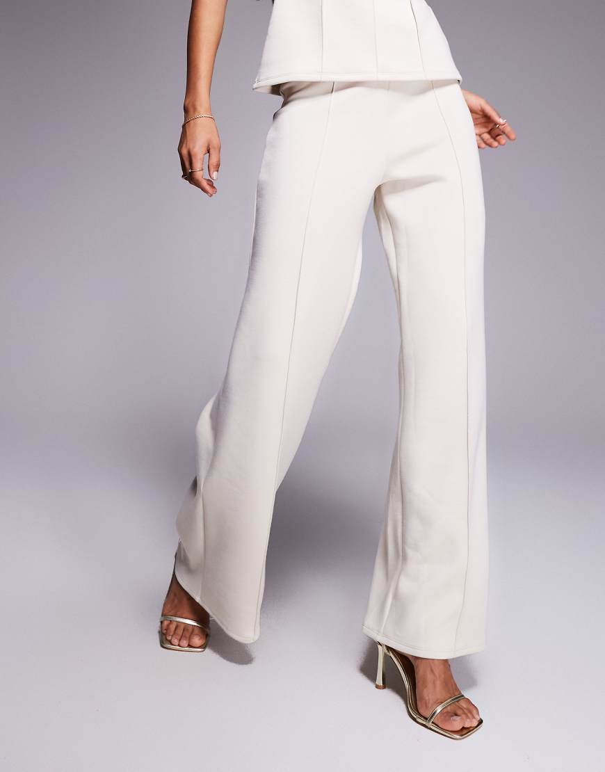 ASOS DESIGN - Weiche Hose in Creme mit weitem Bein mit Nahtdetails, Kombiteil-Weiß ASOS DESIGN - Weiche Hose in Creme mit weitem Bein mit Nahtdetails, Kombiteil-Weiß von ASOS DESIGN