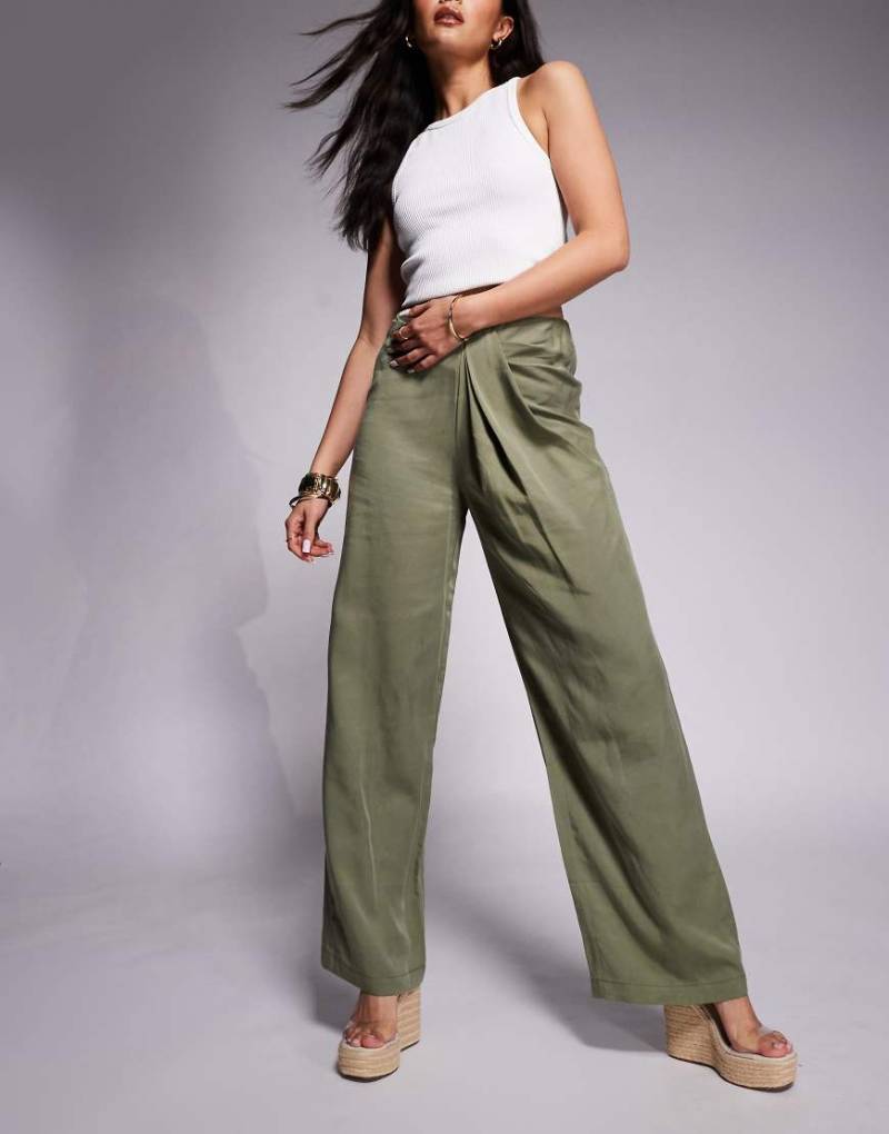ASOS DESIGN - Weiche Hose in Olivgrün mit geradem Bein und drapiertem Design an der Taille von ASOS DESIGN