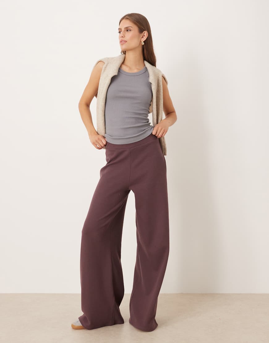 ASOS DESIGN - Weiche Hose in Pflaume mit weitem Bein-Rot von ASOS DESIGN