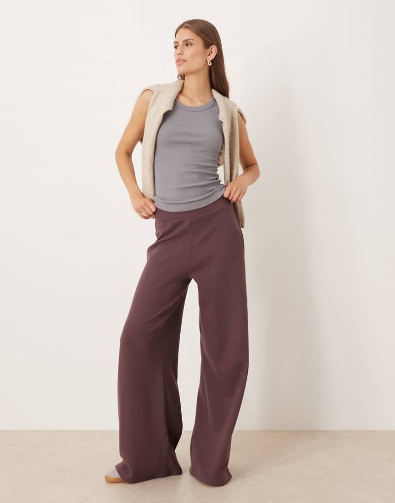 ASOS DESIGN - Weiche Hose in Pflaume mit weitem Bein-Rot von ASOS DESIGN