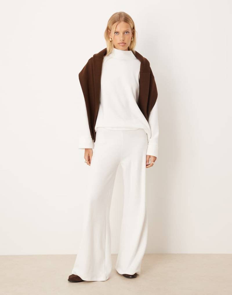 ASOS DESIGN - Superweiche Hose in Winterweiß mit weitem Bein ASOS DESIGN - Superweiche Hose in Winterweiß mit weitem Bein von ASOS DESIGN