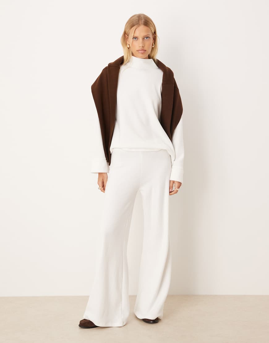 ASOS DESIGN - Superweiche Hose in Winterweiß mit weitem Bein ASOS DESIGN - Superweiche Hose in Winterweiß mit weitem Bein von ASOS DESIGN
