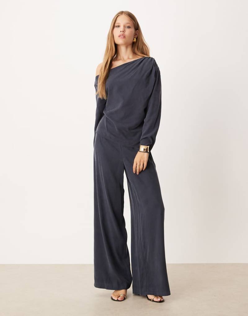 ASOS DESIGN - Weiche Hose in verwaschenem Tintenblau mit schlichter Front und weitem Bein, Kombiteil-Marineblau von ASOS DESIGN