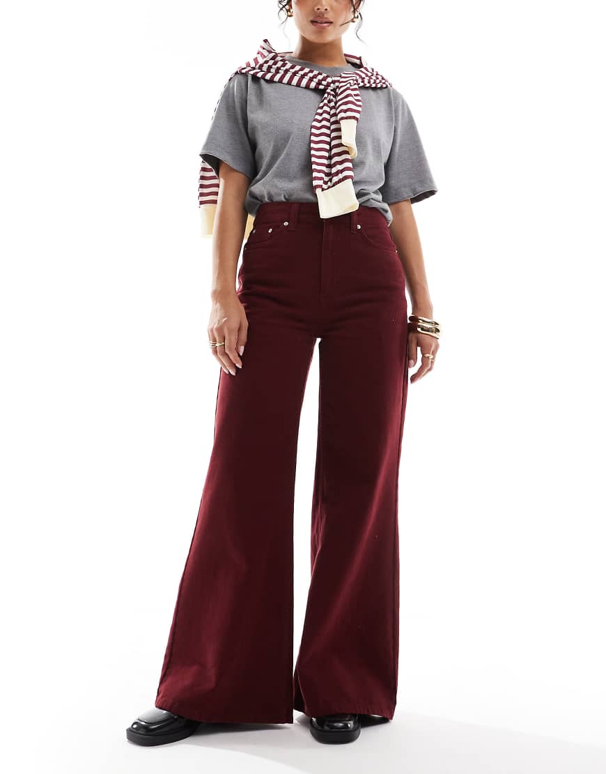 ASOS DESIGN - Weiche Jeans in Burgunderrot mit weitem Bein ASOS DESIGN - Weiche Jeans in Burgunderrot mit weitem Bein von ASOS DESIGN