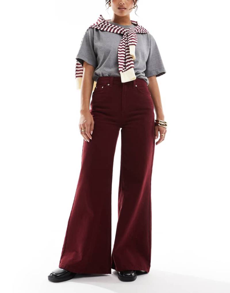 ASOS DESIGN - Weiche Jeans in Burgunderrot mit weitem Bein von ASOS DESIGN