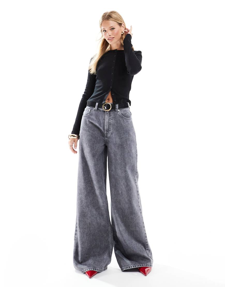 ASOS DESIGN - Jeans in Grau mit weitem Bein von ASOS DESIGN