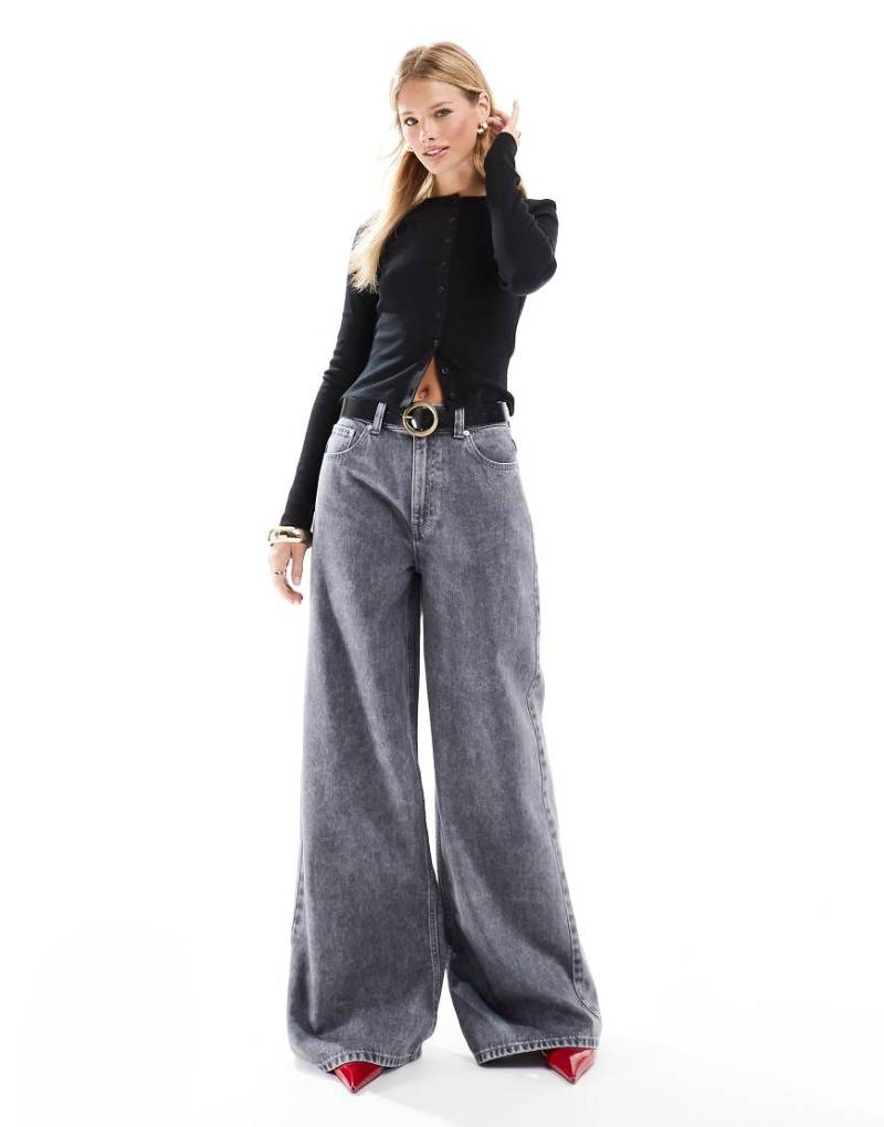 ASOS DESIGN - Jeans in Grau mit weitem Bein von ASOS DESIGN