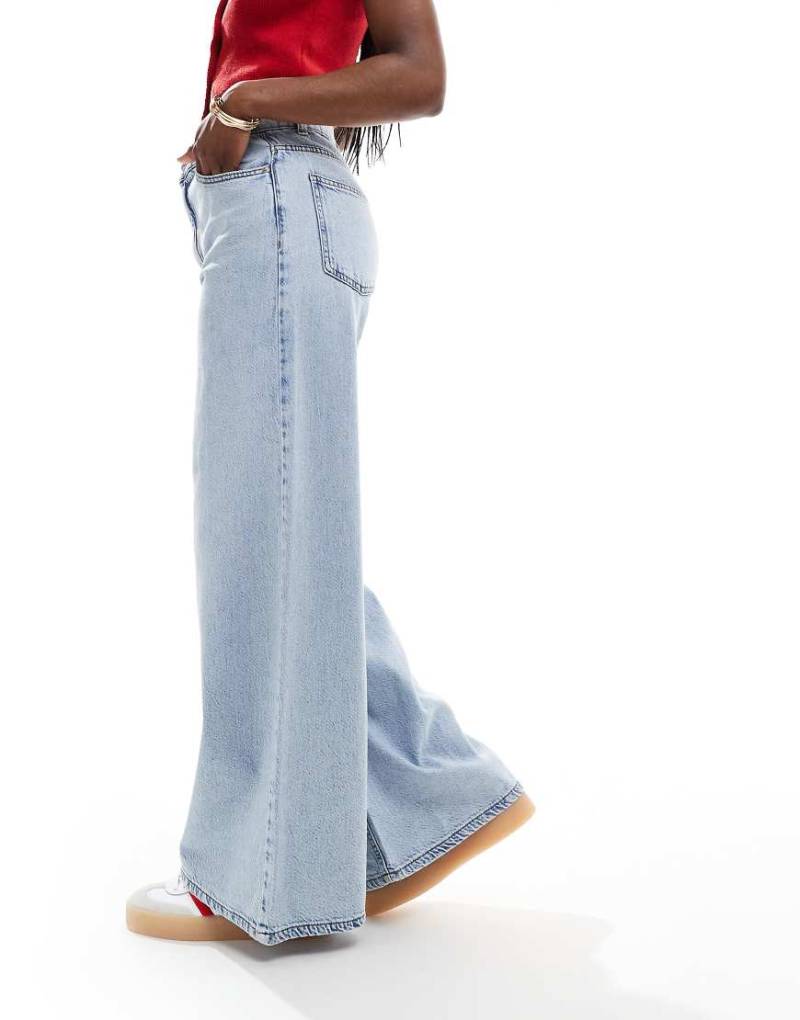 ASOS DESIGN - Weit geschnittene Jeans in Hellblau von ASOS DESIGN