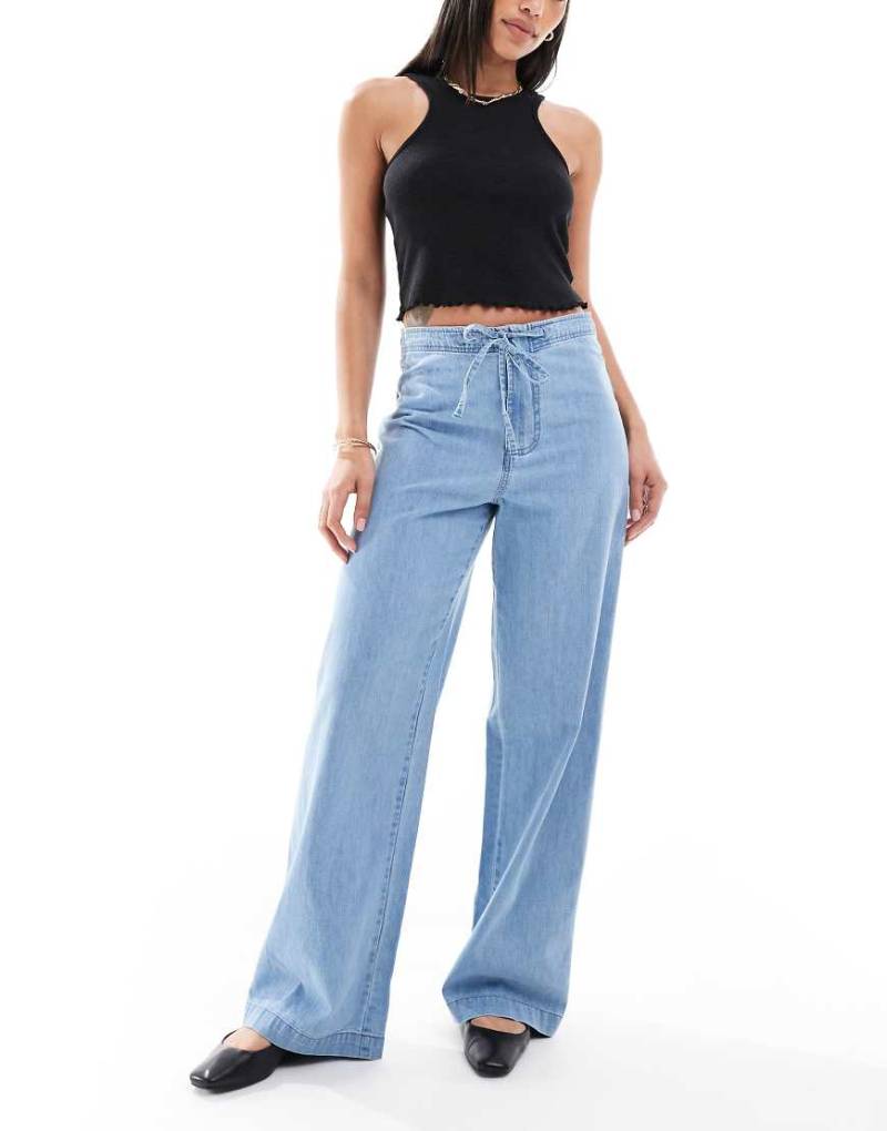 ASOS DESIGN - Weiche Jeans in Mittelblau mit weitem Bein und Kordelzugbund von ASOS DESIGN
