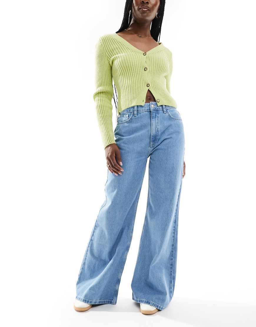 ASOS DESIGN - Weiche Jeans in Mittelblau mit weitem Schnitt von ASOS DESIGN