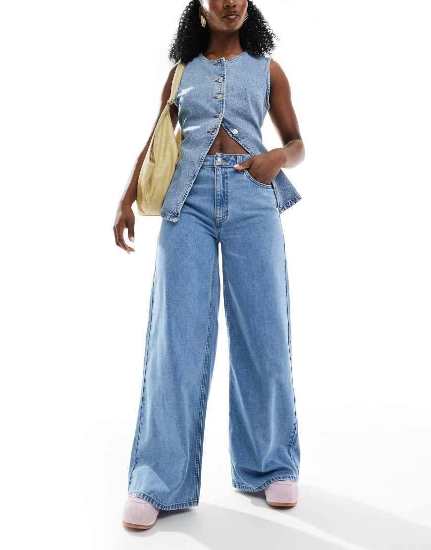 ASOS DESIGN - Weit geschnittene Jeans in klarem Blau ASOS DESIGN - Weit geschnittene Jeans in klarem Blau von ASOS DESIGN