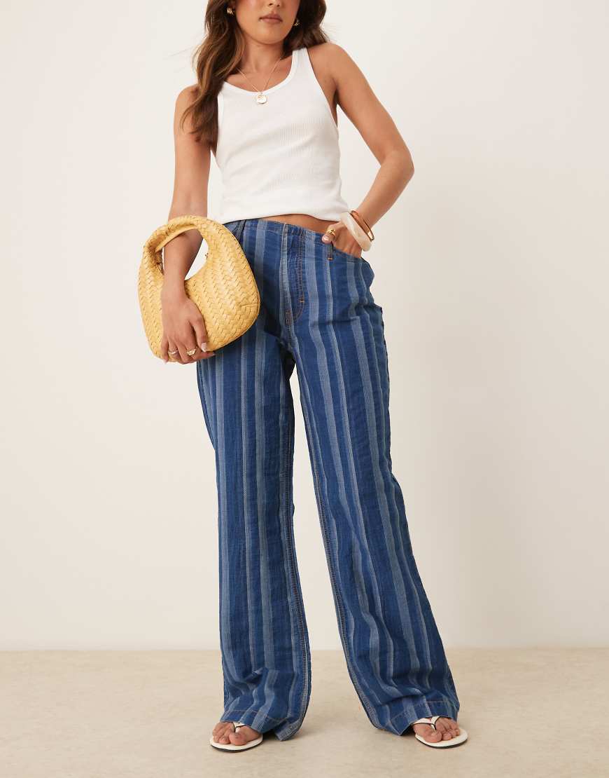 ASOS DESIGN - Weiche Jeans in gestreiftem Blau mit weitem Bein ASOS DESIGN - Weiche Jeans in gestreiftem Blau mit weitem Bein von ASOS DESIGN
