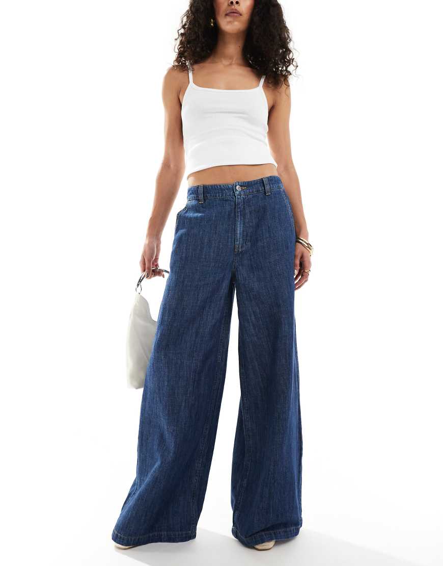 ASOS DESIGN - Weiche Jeans mit Leinenanteil in dunklem Mittelblau und weitem Bein ASOS DESIGN - Weiche Jeans mit Leinenanteil in dunklem Mittelblau und weitem Bein von ASOS DESIGN
