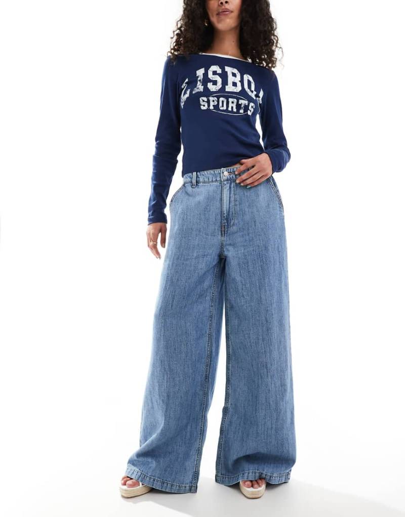 ASOS DESIGN - Weiche Jeans mit Leinenanteil in hellem Mittelblau und weitem Bein von ASOS DESIGN