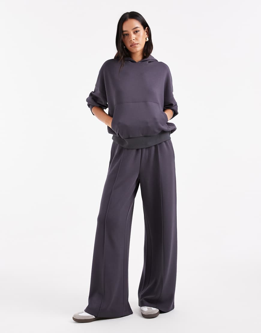 ASOS DESIGN - Weiche Jogginghose aus Cupro in Anthrazitgrau mit weitem Bein von ASOS DESIGN