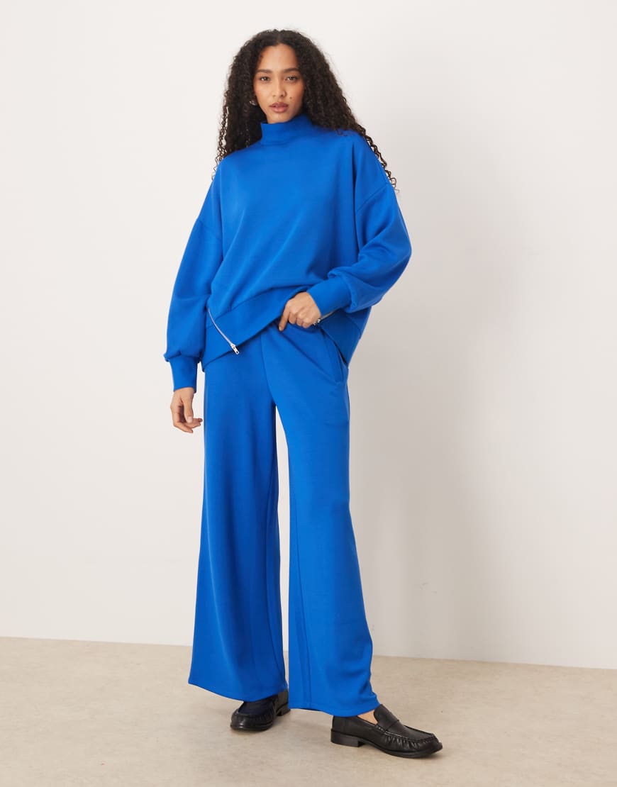 ASOS DESIGN - Weiche Jogginghose aus Cupro in leuchtendem Blau mit superweitem Bein und Taschendetail von ASOS DESIGN