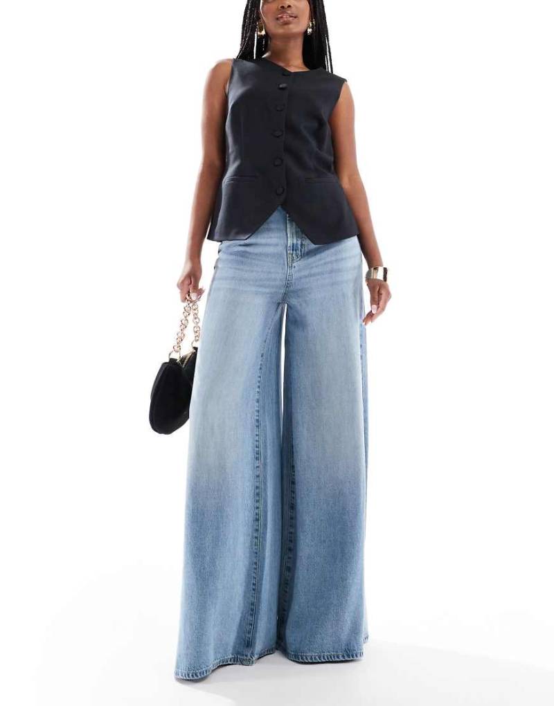 ASOS DESIGN - Weiche Palazzo-Jeans in mittelblauer Waschung mit weitem Bein von ASOS DESIGN